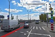 На светофоре под стрелку повернуть в поселок Коммунарку